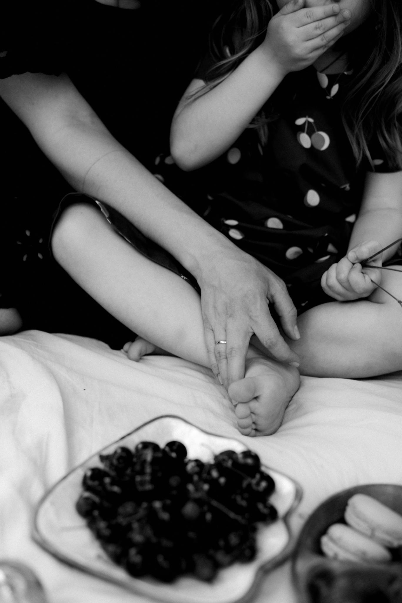 Black and white photo of a close family moment with a focus on snacks and warm interaction.